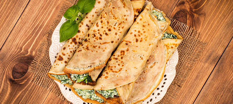 Buchweizenpfannkuchen mit Spinat und Schafskäse
